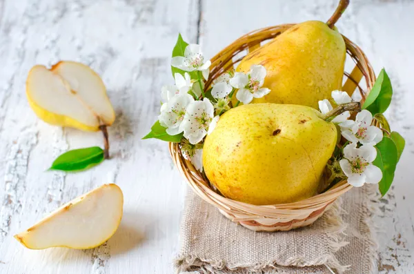 Fresh pears in a basket — Stock Photo, Image