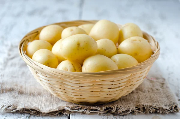 Patatas frescas jóvenes —  Fotos de Stock