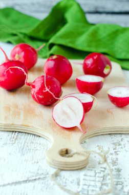 kesme tahtası üzerinde taze turp