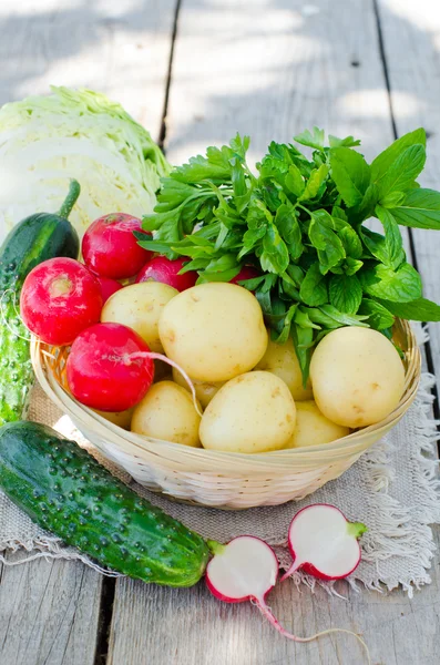 Φρέσκα λαχανικά στο καλάθι — Φωτογραφία Αρχείου