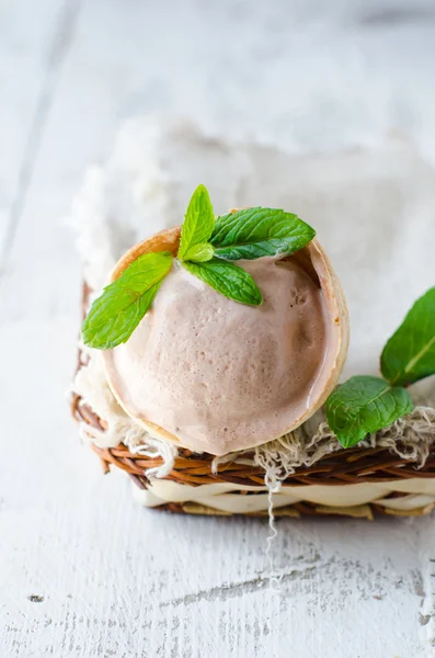 ミントとワッフル カップのチョコレート アイス クリーム — ストック写真