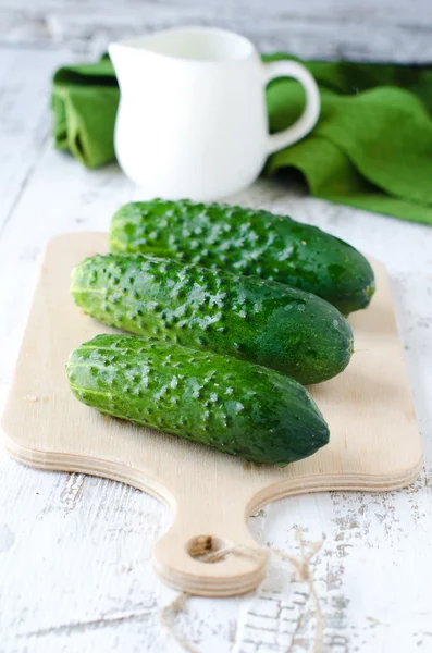 Fresh cucumbers on the cutting Board — Stock Photo, Image