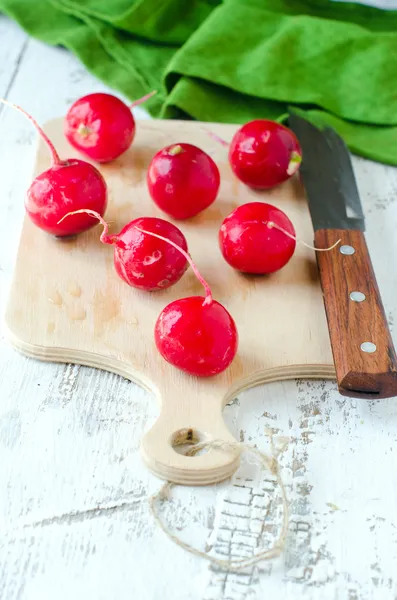 Fresh radish on the cutting Board — Stock Photo, Image