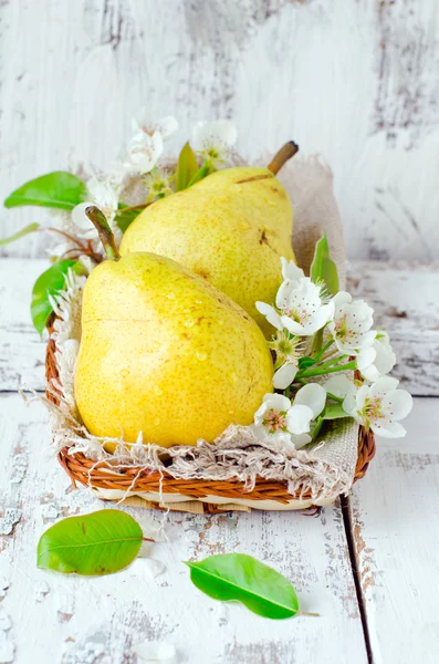 Fresh pears on the wooden background — Stock Photo, Image