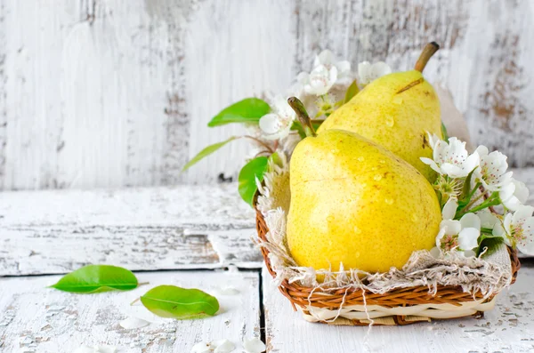 Fresh pears on the wooden background — Stock Photo, Image