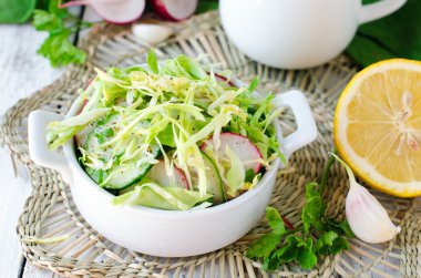 taze salatalık, turp ve lahana salatası