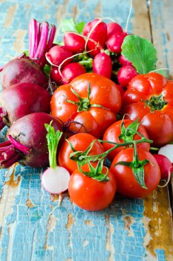 Ahşap arka planda taze sebzeler