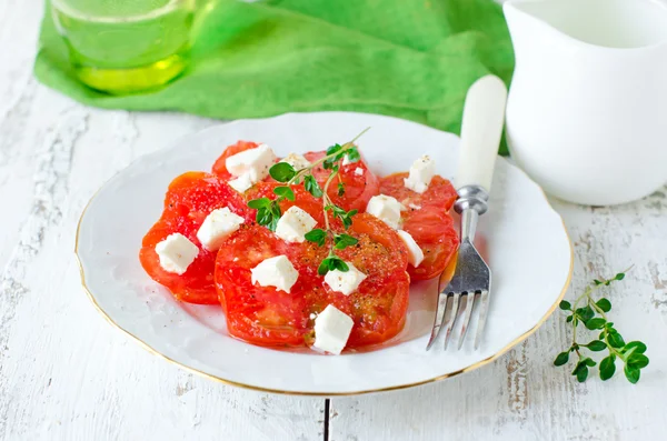 Salad from fresh tomatoes and cheese Fett with thyme — Stock Photo, Image