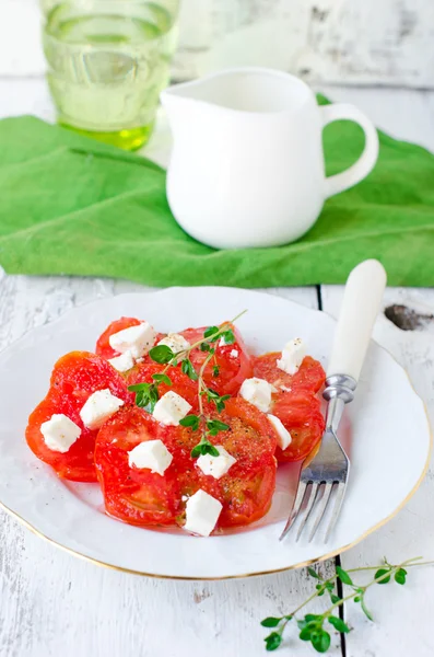 Salata taze domates ve peynir fett kekik ile — Stok fotoğraf