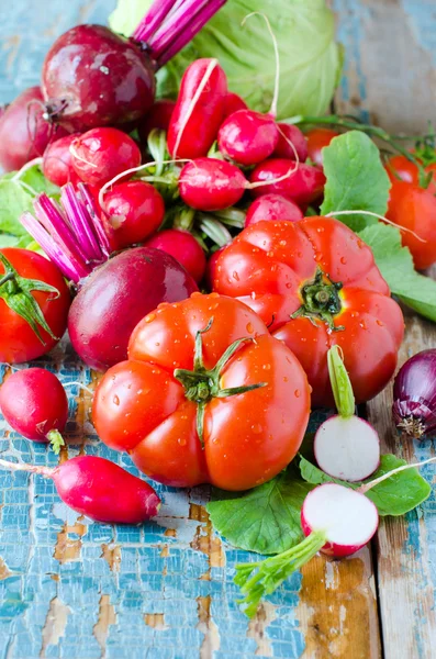 Verse groenten op de houten ondergrond — Stockfoto