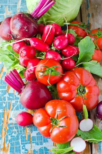 Verse groenten op de houten ondergrond — Stockfoto