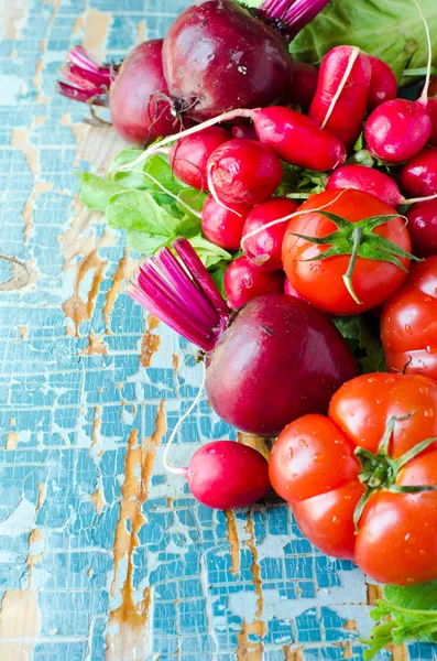 Verse groenten op de houten ondergrond — Stockfoto