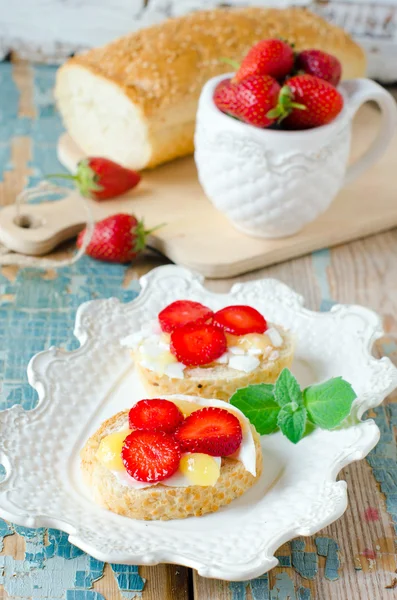 Bruschetta peynir, bal ve çilek ile — Stok fotoğraf