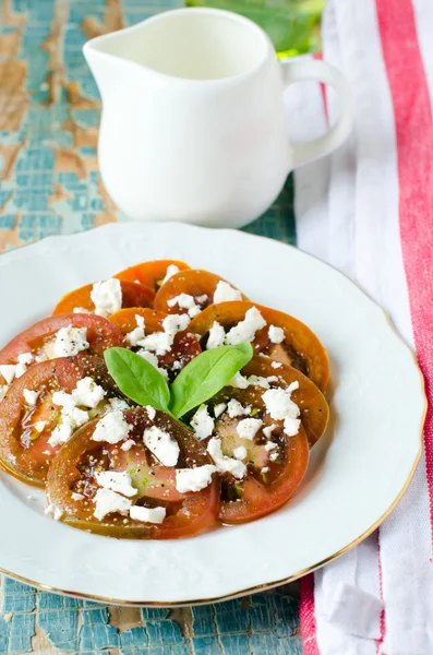 Świeże sałatki z czarnym pomidory i ser — Zdjęcie stockowe
