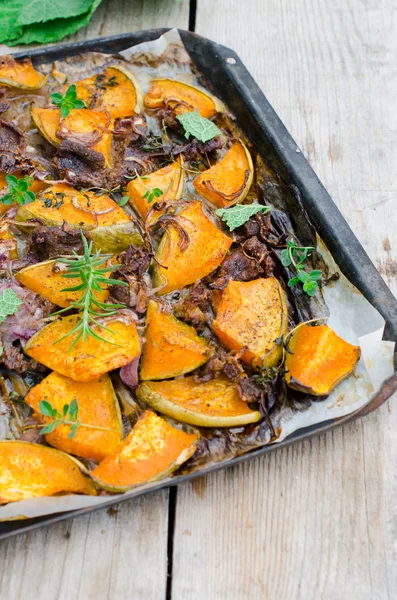 Pompoen gebakken met vlees — Stockfoto