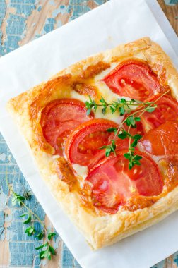 domates ve peynirli pasta. seçici odak