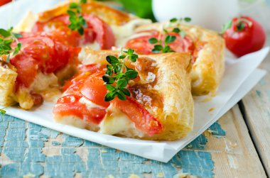 domates ve peynirli pasta. seçici odak