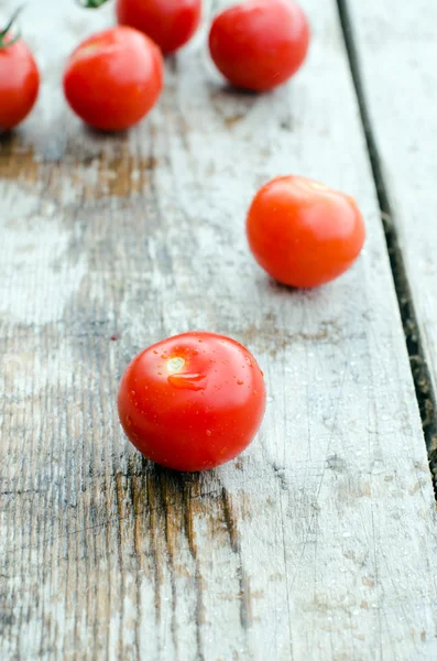 木制桌子上的新鲜樱桃西红柿 — 图库照片