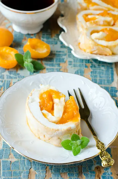Roll with apricots — Stock Photo, Image