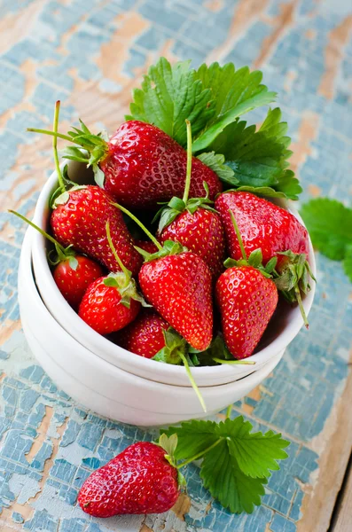 En un tazón de fresas frescas — Foto de Stock