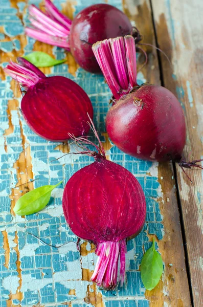 Fresh beet on a wooden background — Stock Photo, Image