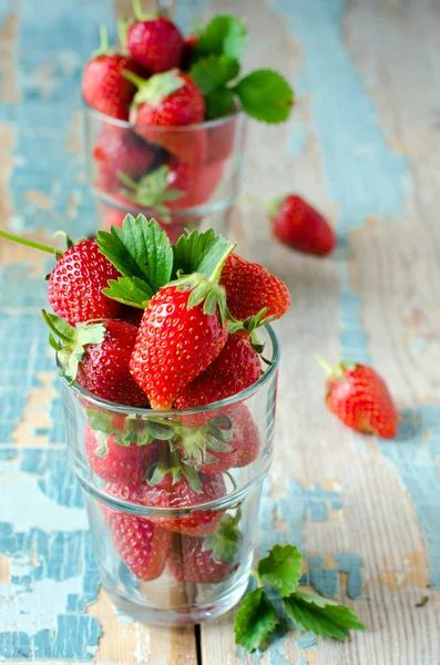 在一碗新鲜草莓 — 图库照片