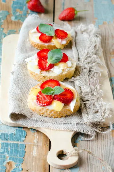 Bruschetta mit Käse, Honig und Erdbeeren — Stockfoto