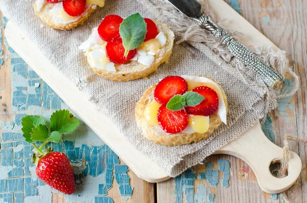 Bruschetta med ost, honung och jordgubbar — Stockfoto