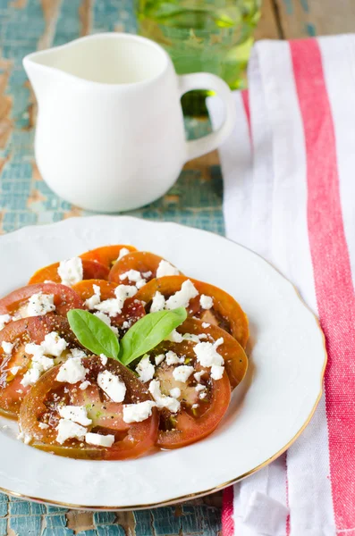 Ensalada fresca de tomates negros y queso —  Fotos de Stock