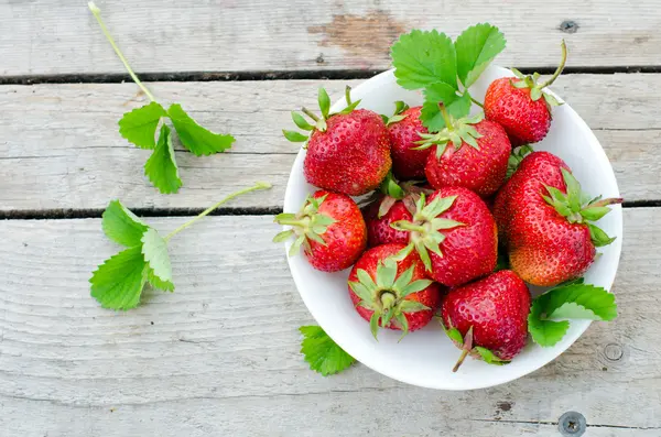 在一碗新鲜草莓 — 图库照片