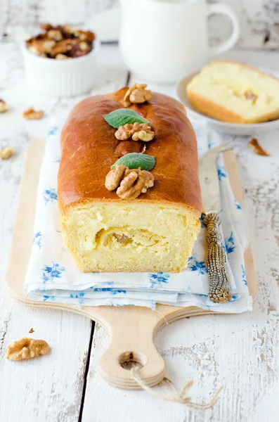 Cake with cottage cheese and nuts — Stock Photo, Image