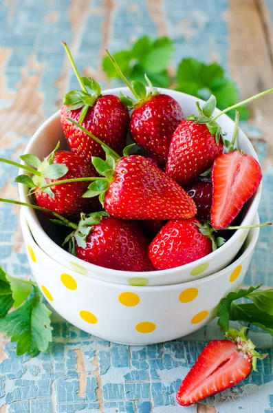 En un tazón de fresas frescas — Foto de Stock