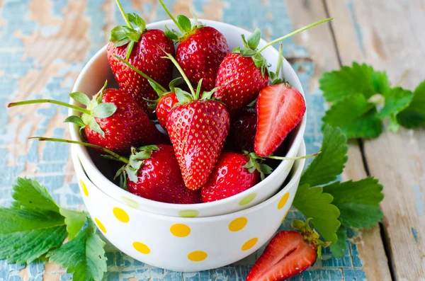 En un tazón de fresas frescas — Foto de Stock