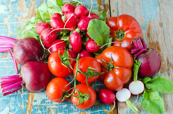 Verse groenten op de houten ondergrond — Stockfoto