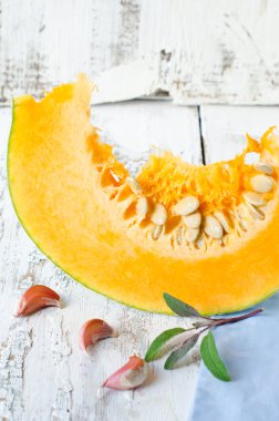 bir parça taze kabak, adaçayı ve sarımsak