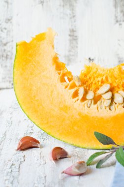 bir parça taze kabak, adaçayı ve sarımsak