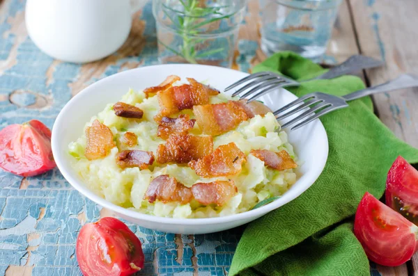 Mashed potatoes with cabbage and bacon — Stock Photo, Image