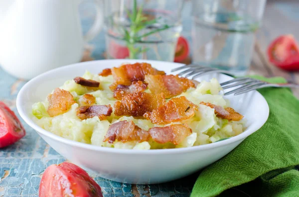 Mashed potatoes with cabbage and bacon — Stock Photo, Image