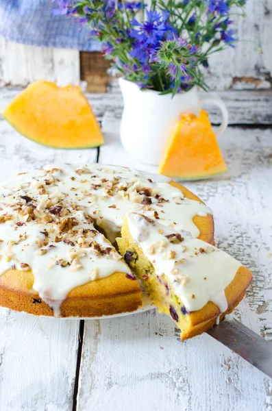 Pumpkin cake with sour cream and currant — Stock Photo, Image