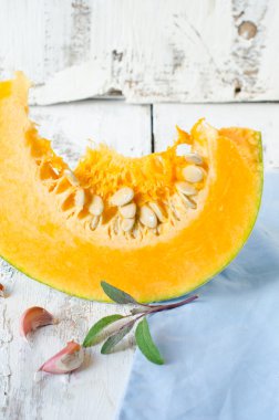 bir parça taze kabak, adaçayı ve sarımsak