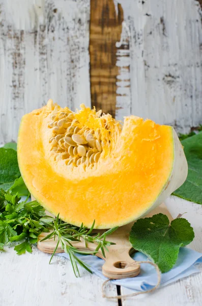 Un pezzo di zucca ed erbe aromatiche — Foto Stock