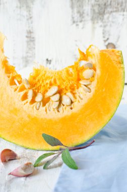 bir parça taze kabak, adaçayı ve sarımsak