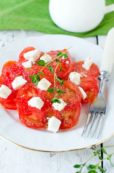 Sałatka ze świeżych pomidorów i sera fett z tymiankiem — Zdjęcie stockowe