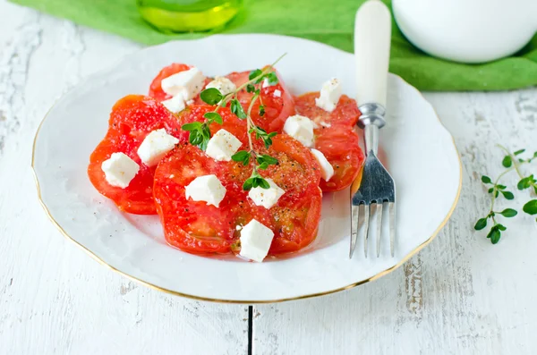 Ensalada de tomates frescos y queso Fett con tomillo —  Fotos de Stock