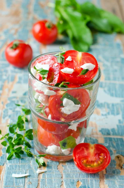 Otlar ve peynirli taze domates salatası — Stok fotoğraf