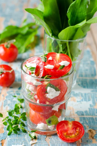 Salad of fresh cherry tomatoes with herbs and cheese — Stock Photo, Image
