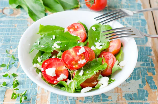 Salade van verse cherry tomaten met kruiden en kaas — Stockfoto