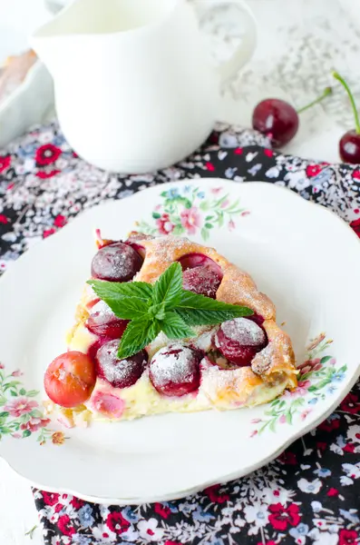 Torta di fiocchi di latte con ciliegie — Foto Stock