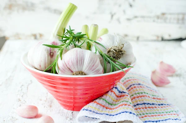 Verse knoflook in een kom — Stockfoto