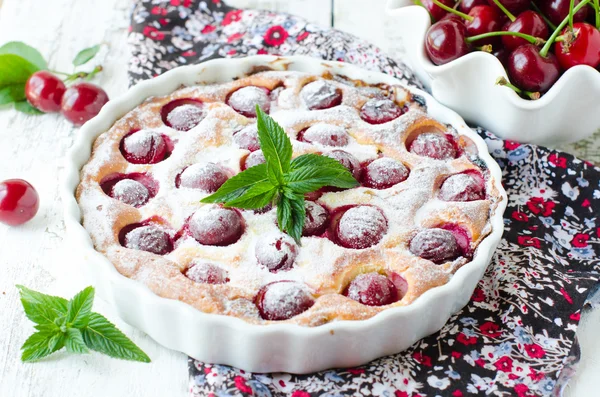 Torta di fiocchi di latte con ciliegie — Foto Stock